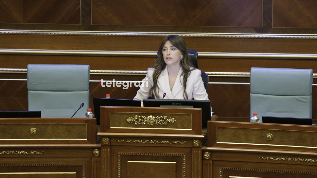 Vonesa në fillim të seancës së jashtëzakonshme, Haxhiu kritikon deputetët