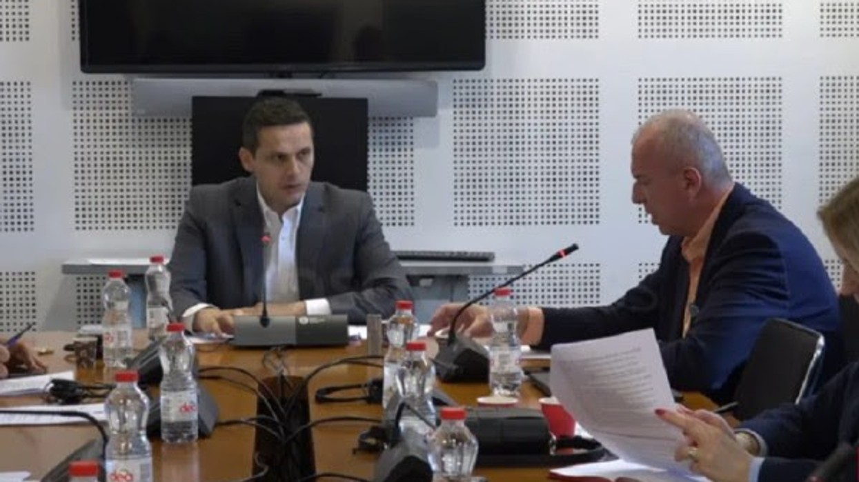 Vendimi i Qeverisë për komisionin e jurisprudencës përplasë pozitën dhe opozitën