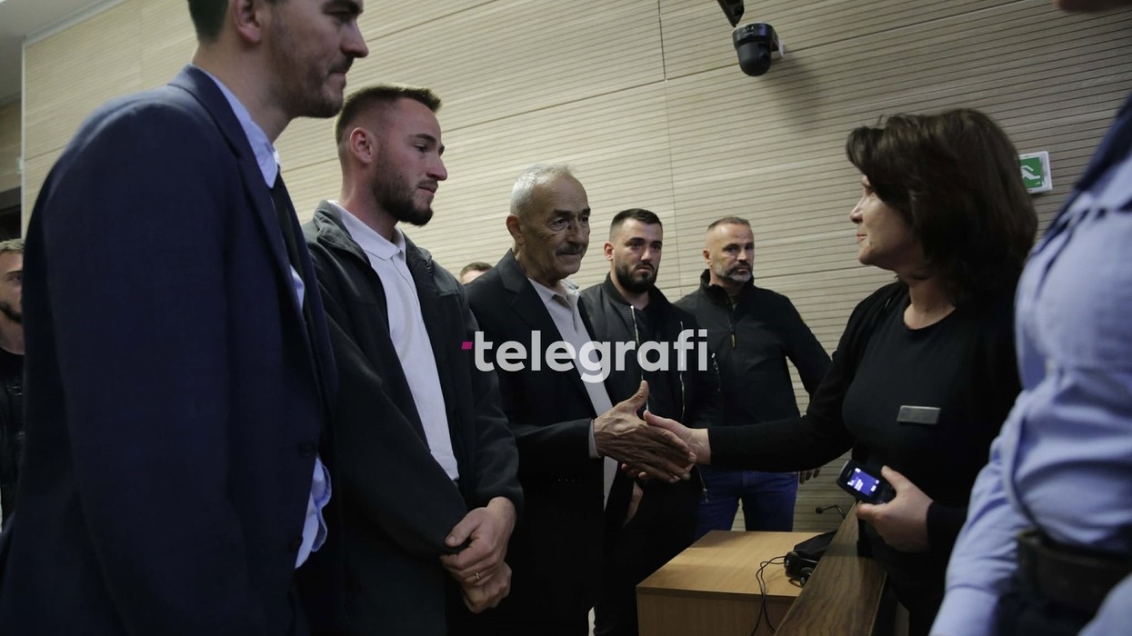 Brenda sallës së gjyqit - pamje nga momenti i shpalljes së dënimit për vrasjen e Liridona Ademajt