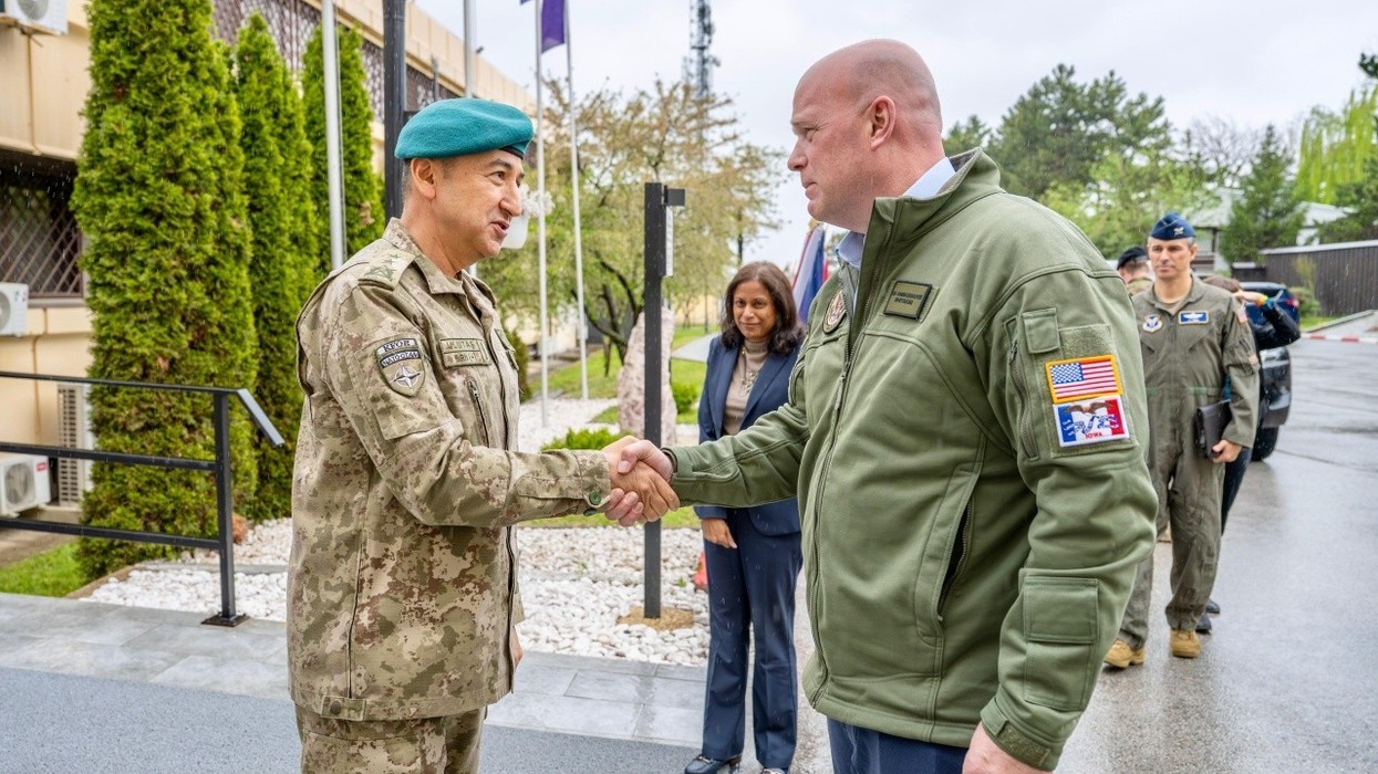 Ulutas pret ambasadorin amerikan në NATO, theksohet përkushtimi i KFOR-it për sigurinë në Kosovë