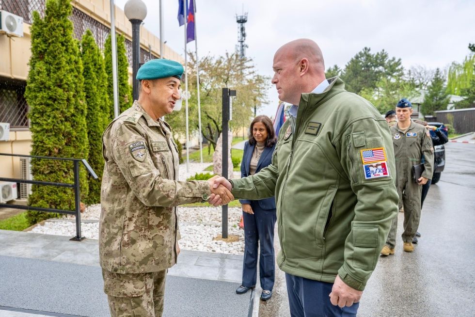 Ulutas pret ambasadorin amerikan në NATO, theksohet përkushtimi i KFOR-it për sigurinë në Kosovë