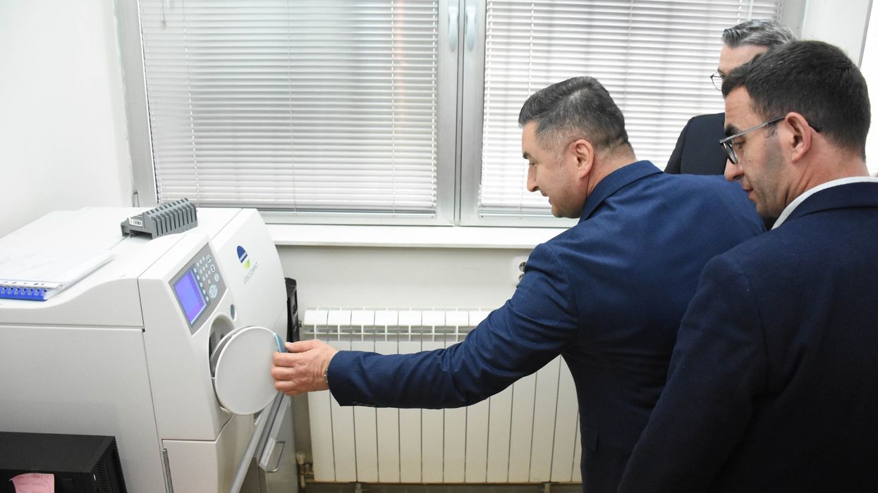 Ministria e Bujqësisë i dhuron UT-së pajisje për detektim të pesticideve në ushqime Ministria e Bujqësisë i dhuron UT-së pajisje për detektim të pesticideve në ushqime