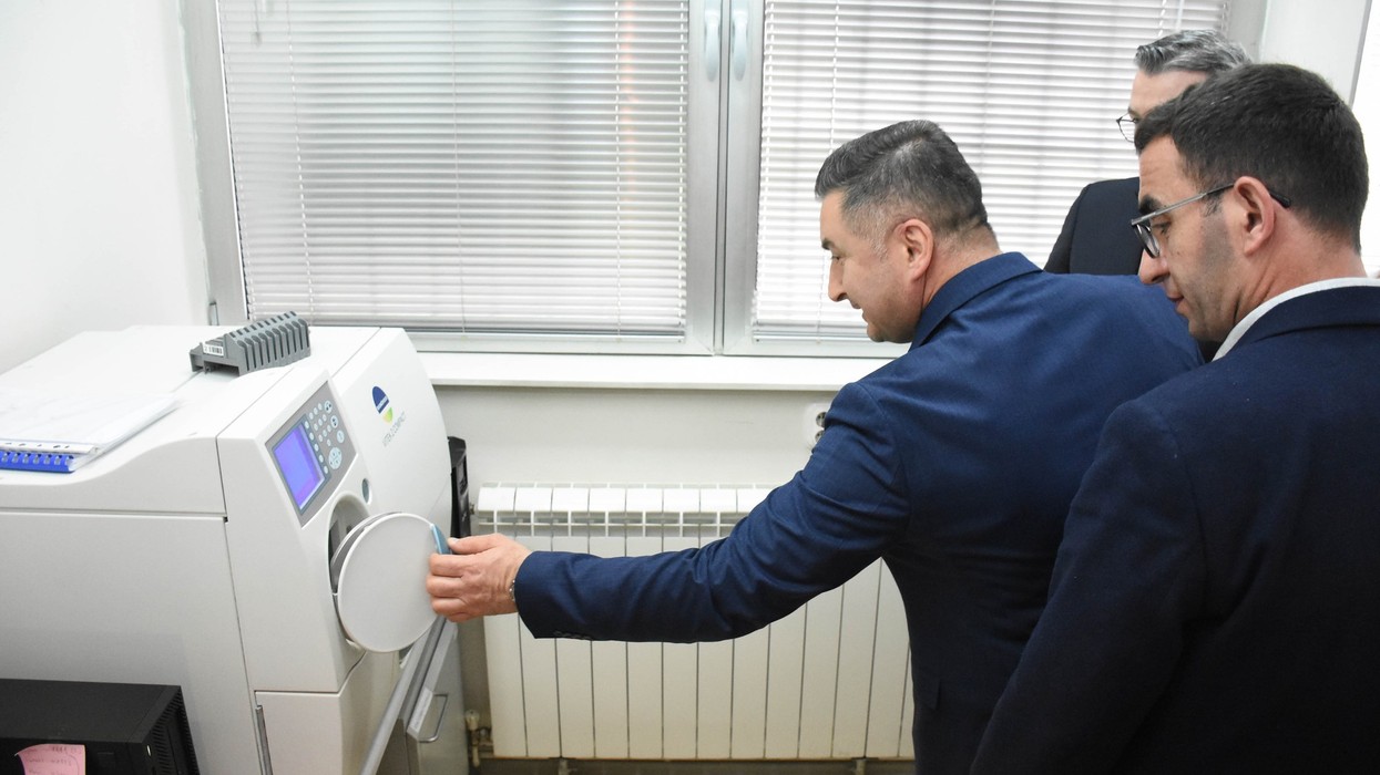 Ministria e Bujqësisë i dhuron UT-së pajisje për detektim të pesticideve në ushqime