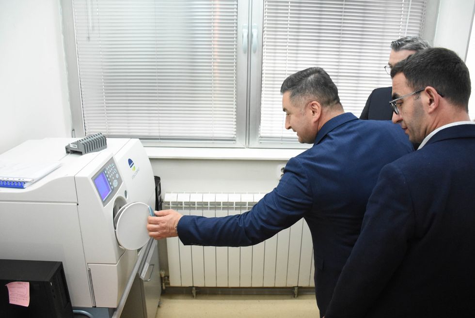 Ministria e Bujqësisë i dhuron UT-së pajisje për detektim të pesticideve në ushqime