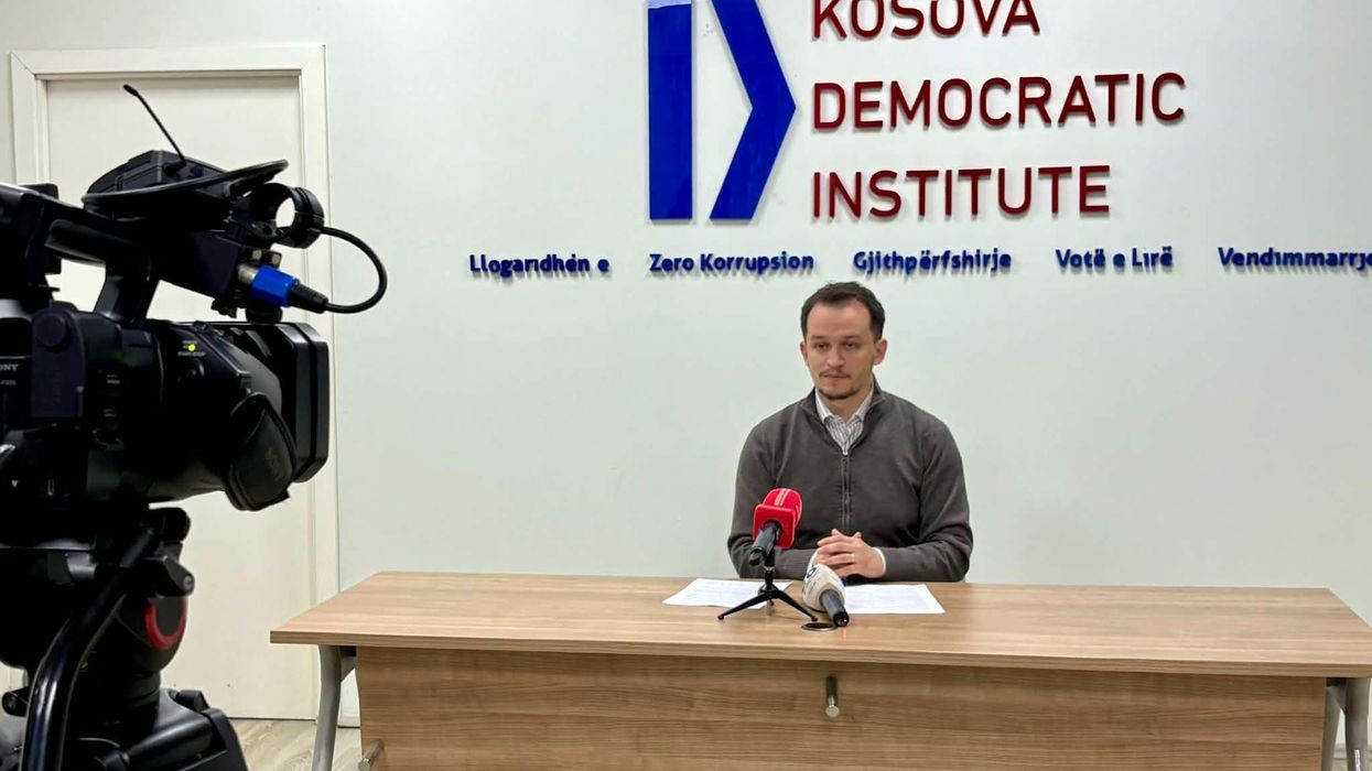 KDI kritikon Kuvendin për dëgjimin publik të Projektligjit për Byronë: “Shkel Rregulloren dhe kufizon pjesëmarrjen” KDI kritikon Kuvendin për dëgjimin publik të Projektligjit për Byronë: “Shkel Rregulloren dhe kufizon pjesëmarrjen”