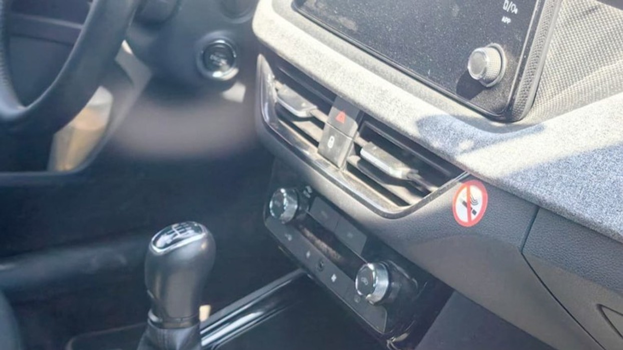 Heqja e erës së cigareve në veturë, cila është mënyra më e lehtë për ta eliminuar atë?