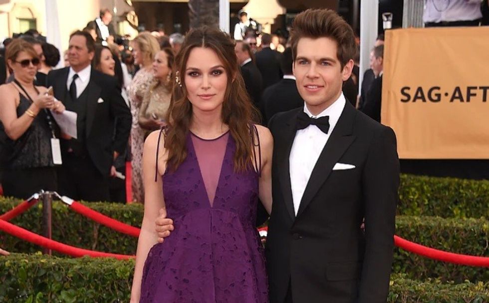 Burri i aktores Keira Knightley ndez thashethemet për divorc, fotografohet pa unazën e martesës