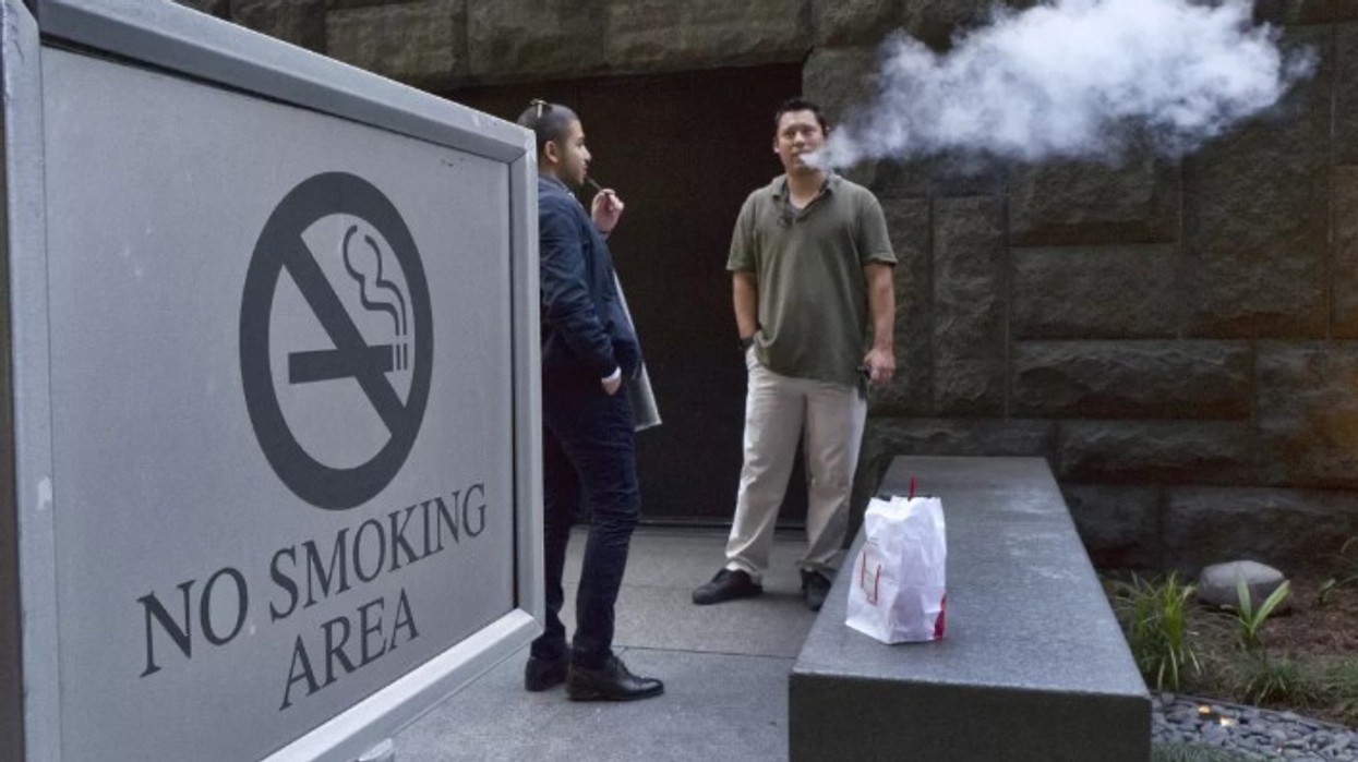 Britania miraton ligjin historik për ndalimin e duhanit