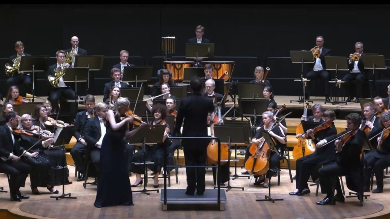 Dirigjenti i rrëzon aksidentalisht nga duart muzikantes violinën një milion funtëshe, i përplaset përtokë në mes të koncertit