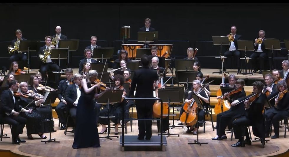 Dirigjenti i rrëzon aksidentalisht nga duart muzikantes violinën një milion funtëshe, i përplaset përtokë në mes të koncertit