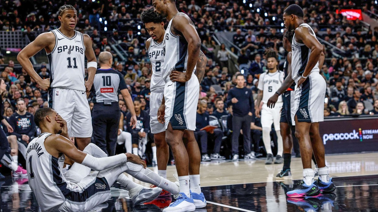 Ylli francez i Spurs pësoi tronditje në fushë, ra me fytyrë në parket