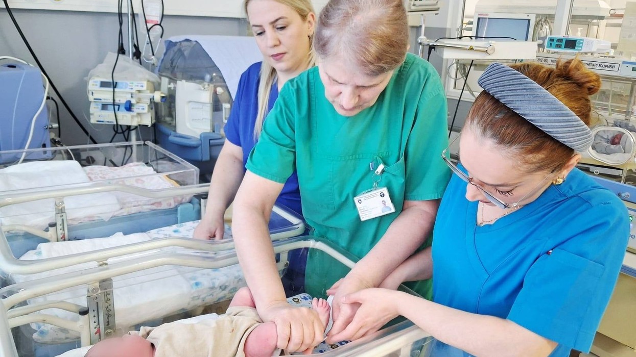 Në Spitalin e Mitrovicës nis për herë të parë skriningu neonatal për foshnjat e porsalindura