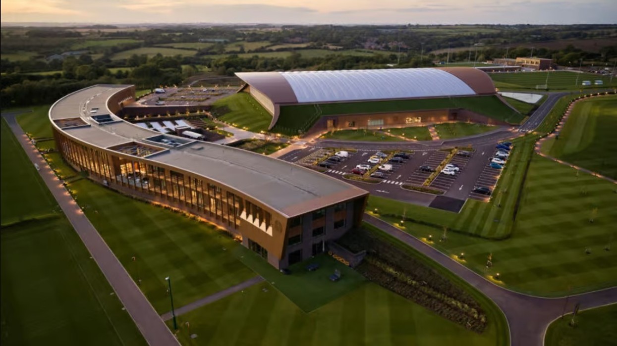 100 milionë të investuara në 21 fusha futbolli dhe objekte tjera spektakolare: Rënia në ligën e tretë me kushte të pabesueshme të Leicester Cityt