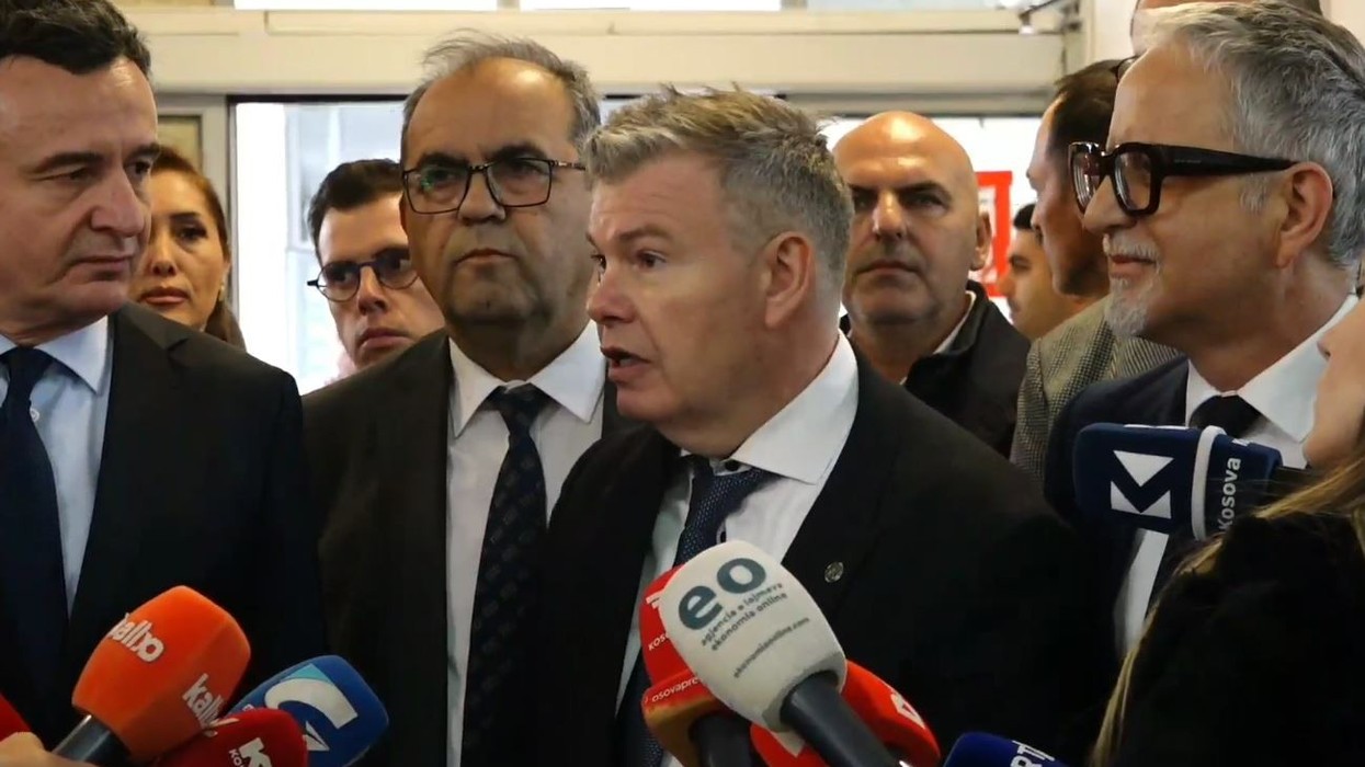 Ambasadori i Luksemburgut irritohet nga pyetjet politike: Sot është koha për respekt ndaj stafit shëndetësor