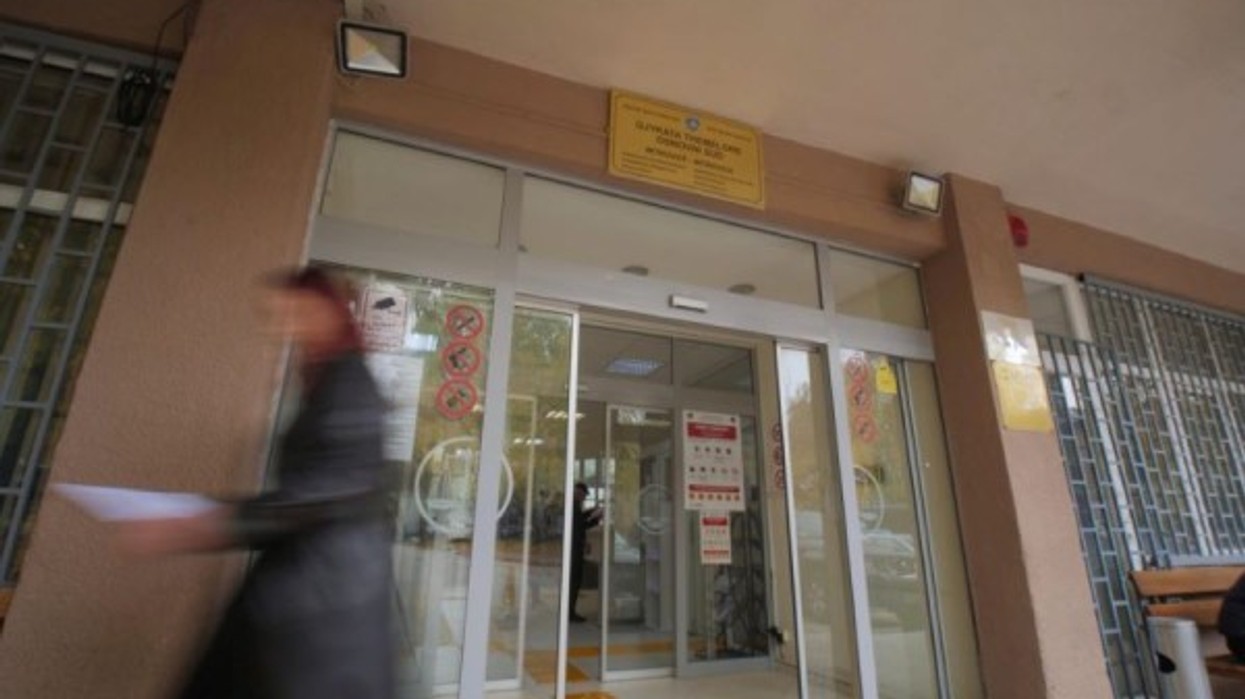 Paraburgimi ndaj 19 të dyshuarve për skema piramidale dhe bixhoz të paligjshëm në Mitrovicë