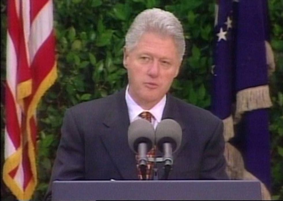 ​Sot para 27 vjetëve Amerika dha “sinjalin” e parë se Kosova mund të pavarësohet