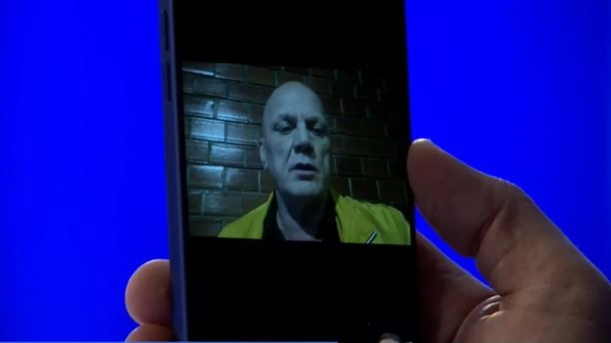 Geci ia hedh fajin Vetëvendosjes: Pas fjalimit të Fatosit qëndron një deputet, njëri i afërt me Kurtin e Konjufcën