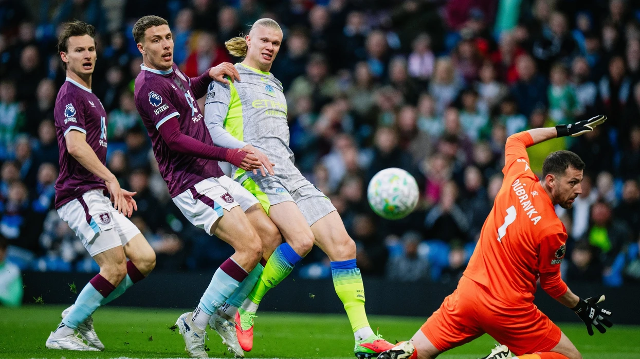 Man City fiton dhe bëhet lider i ri i Ligës Premier, fal rregullit të golave edhe pse janë baras me Arsenalin