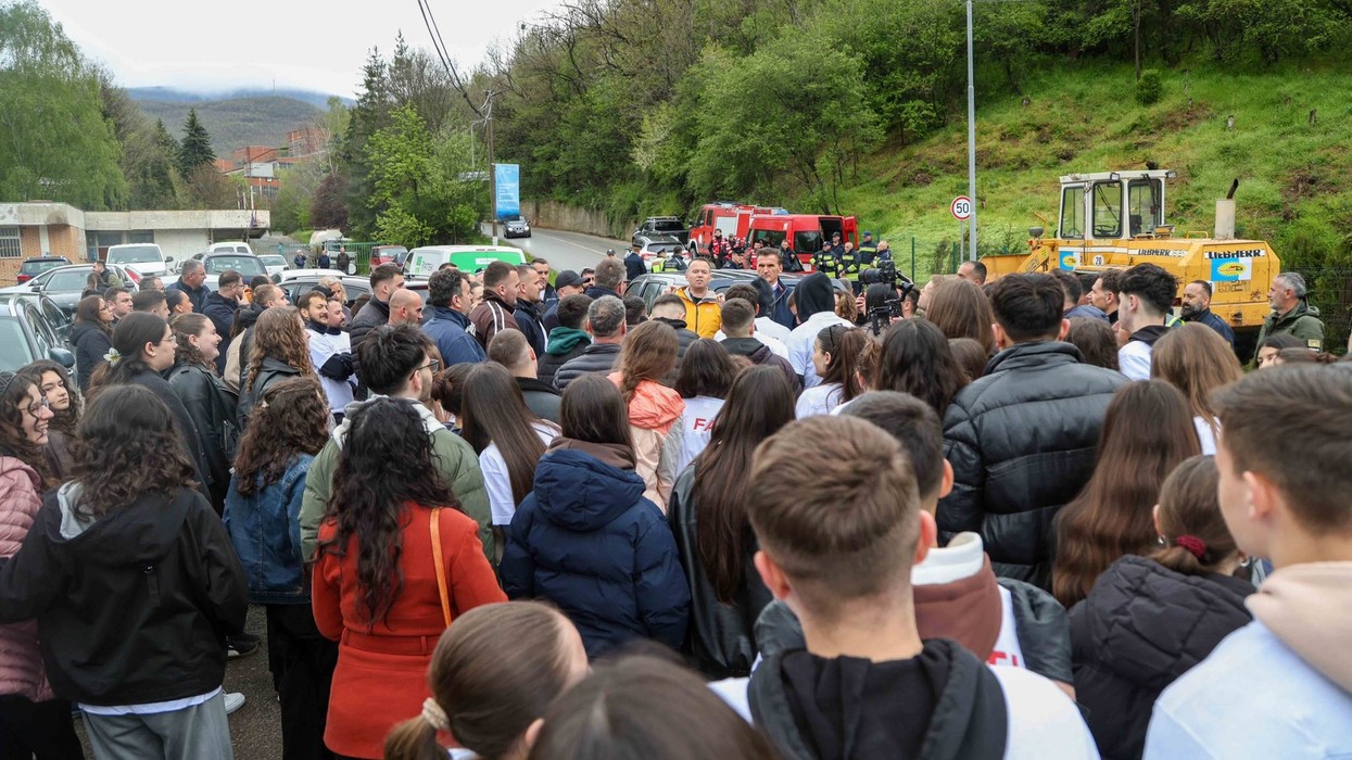 Mbi 700 vullnetarë në aksion pastrimi në Mitrovicë, pastrohen dhjetëra hapësira publike