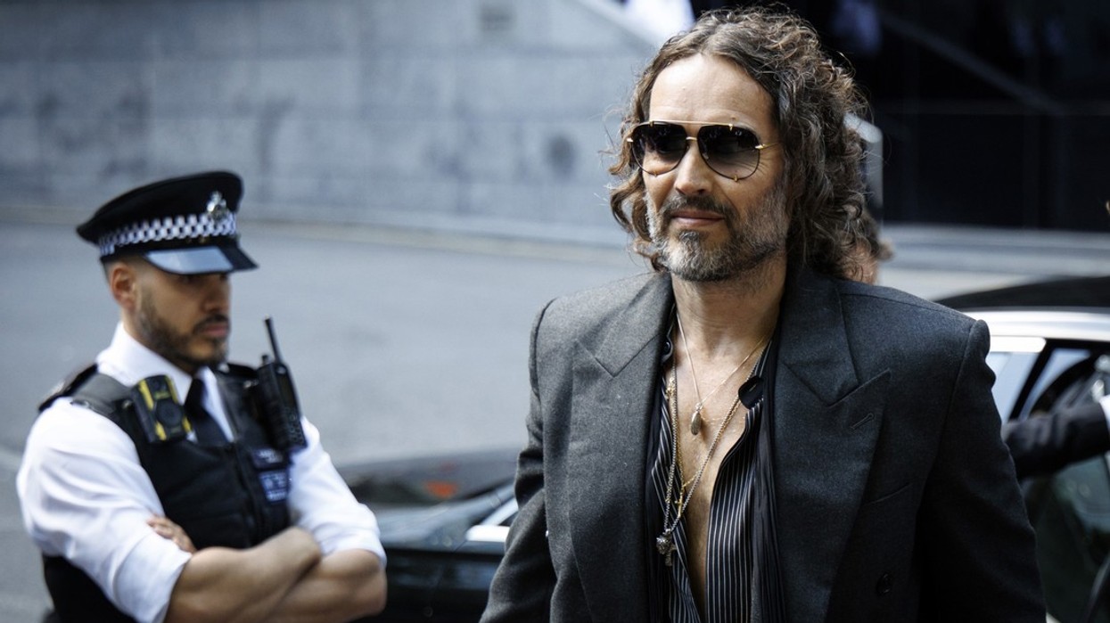 Russell Brand befason me deklaratën: Kam fjetur dhe kryer marrëdhënie me një 16-vjeçare kur isha 30 vjeç, është shfrytëzim