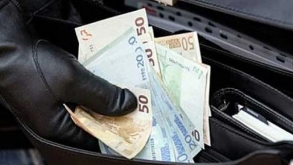 E goditën me veturë, i hodhën sprej dhe ia morën çantën me para – Policia jep detaje nga grabitja në Prishtinës