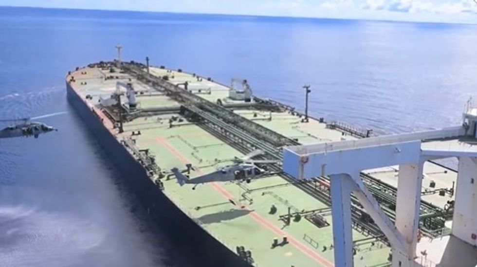 Ushtarët amerikanë hipin në anije dhe kontrollojnë një tjetër cisternë që transporton naftë nga Irani