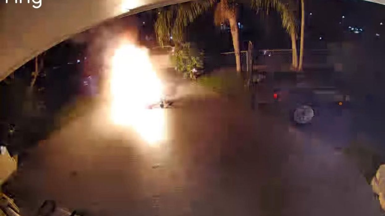 E nxori në oborr për të parë se pse nuk po funksiononte, karroca elektrike shpërthen para syve të gruas nga Florida E nxori në oborr për të parë se pse nuk po funksiononte, karroca elektrike shpërthen para syve të gruas nga Florida