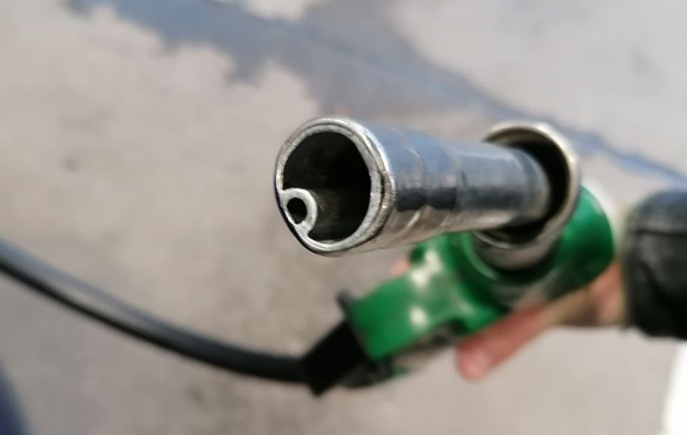 Pse ekziston një vrimë në kanalin e 'pistoletës' së mbushjes të karburantit?