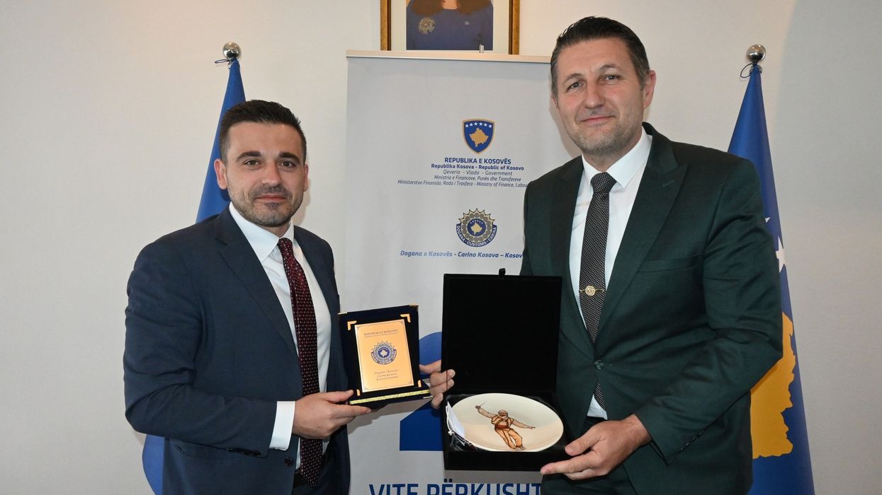 Forcohet bashkëpunimi Kosovë-Shqipëri në fushën e doganave, Llugaliu pret në takim homologun Beja Forcohet bashkëpunimi Kosovë-Shqipëri në fushën e doganave, Llugaliu pret në takim homologun Beja