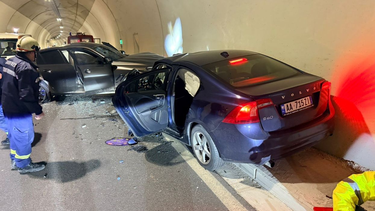 Aksident në tunelin e Llogarasë, përplasen dy automjete! Bllokohet qarkullimi Aksident në tunelin e Llogarasë, përplasen dy automjete! Bllokohet qarkullimi