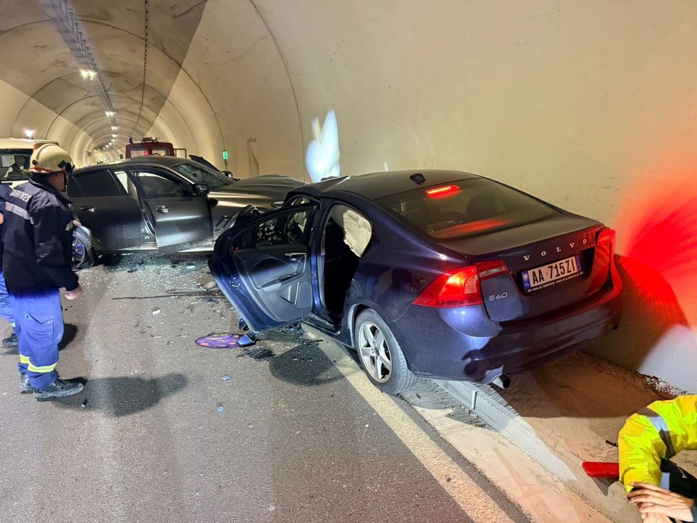 Aksident në tunelin e Llogarasë, përplasen dy automjete! Bllokohet qarkullimi