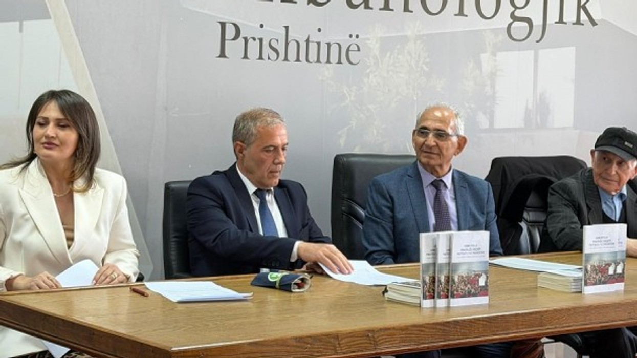 “Mbrojtja e shkollës shqipe dhe protesta e Prishtinës”, libri që dokumenton protestën e viteve të ’90-ta