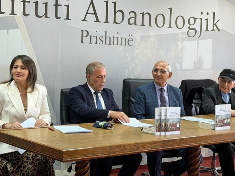 ​“Mbrojtja e shkollës shqipe dhe protesta e Prishtinës”, libri që dokumenton protestën e viteve të ’90-ta