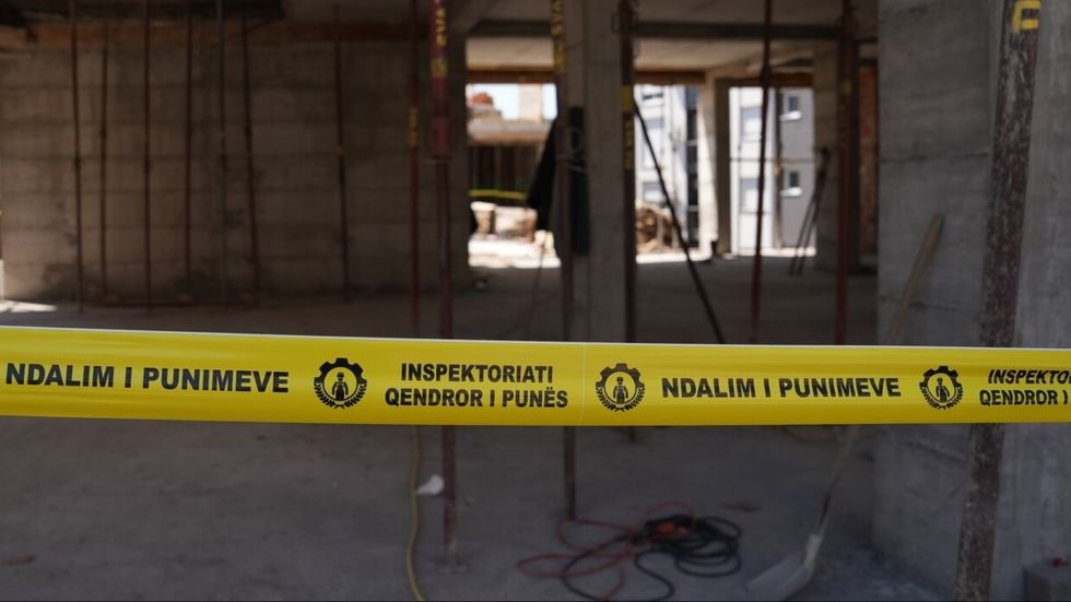 Tragjedi në Gjakovë, punëtori vdes pasi dyshohet se ra nga ndërtesa