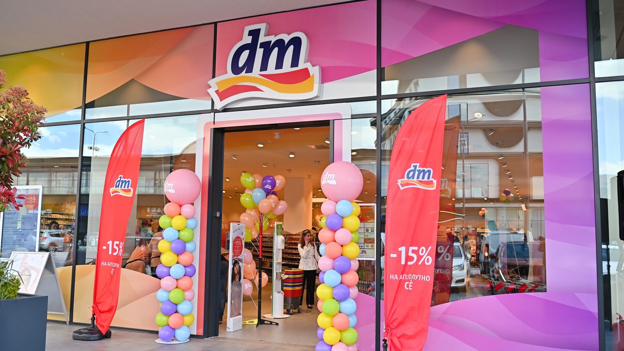 Me zbritje, dhurata dhe donacione, dm hapi dyqan të ri në Strugë Me zbritje, dhurata dhe donacione, dm hapi dyqan të ri në Strugë