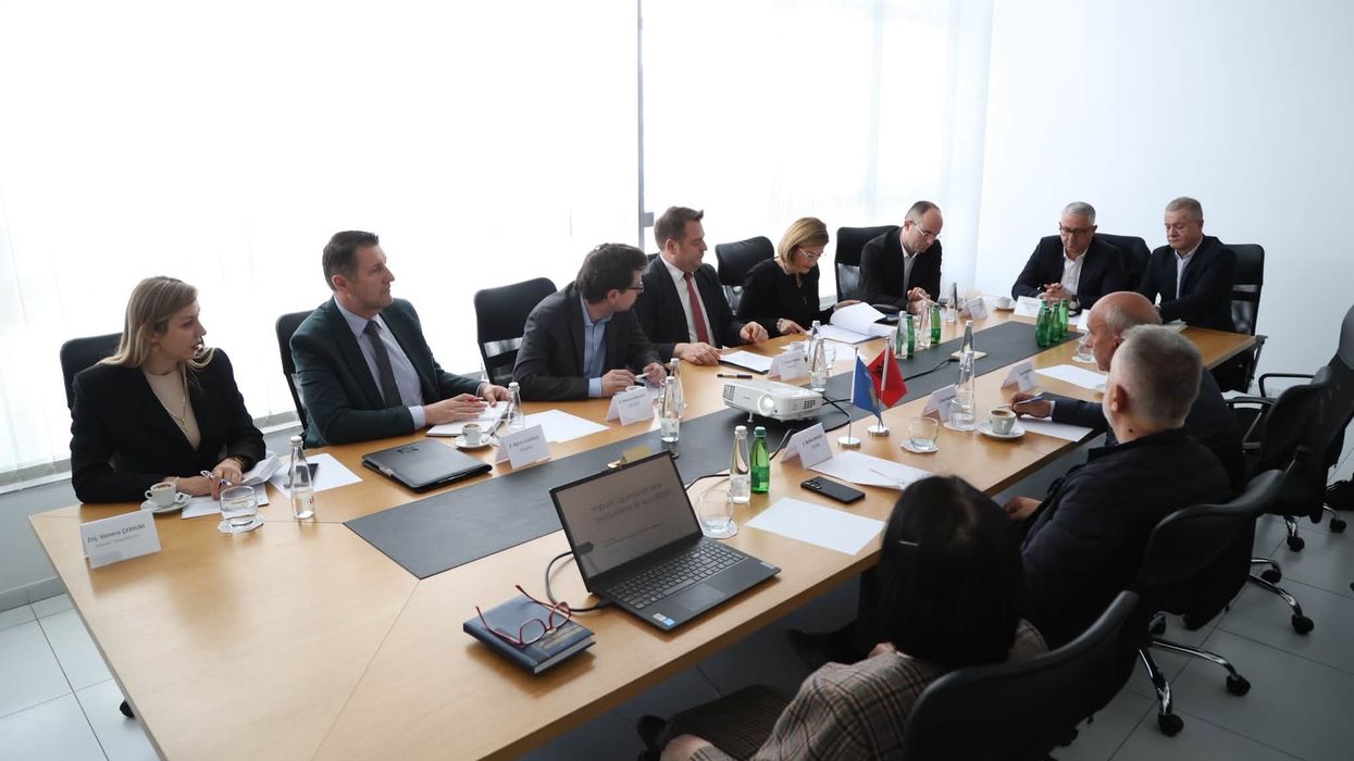 Kriza në tregun e qumështit, ministrat kërkojnë rritje të grumbullimit të qumështit nga fermerët vendorë Kriza në tregun e qumështit, ministrat kërkojnë rritje të grumbullimit të qumështit nga fermerët vendorë