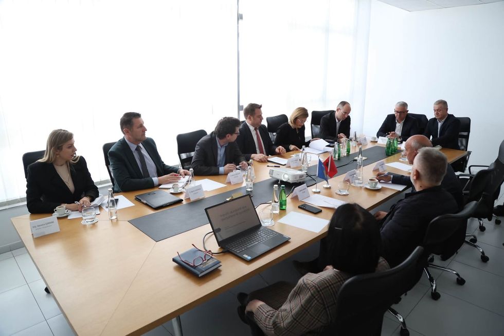 Kriza në tregun e qumështit, ministrat kërkojnë rritje të grumbullimit të qumështit nga fermerët vendorë