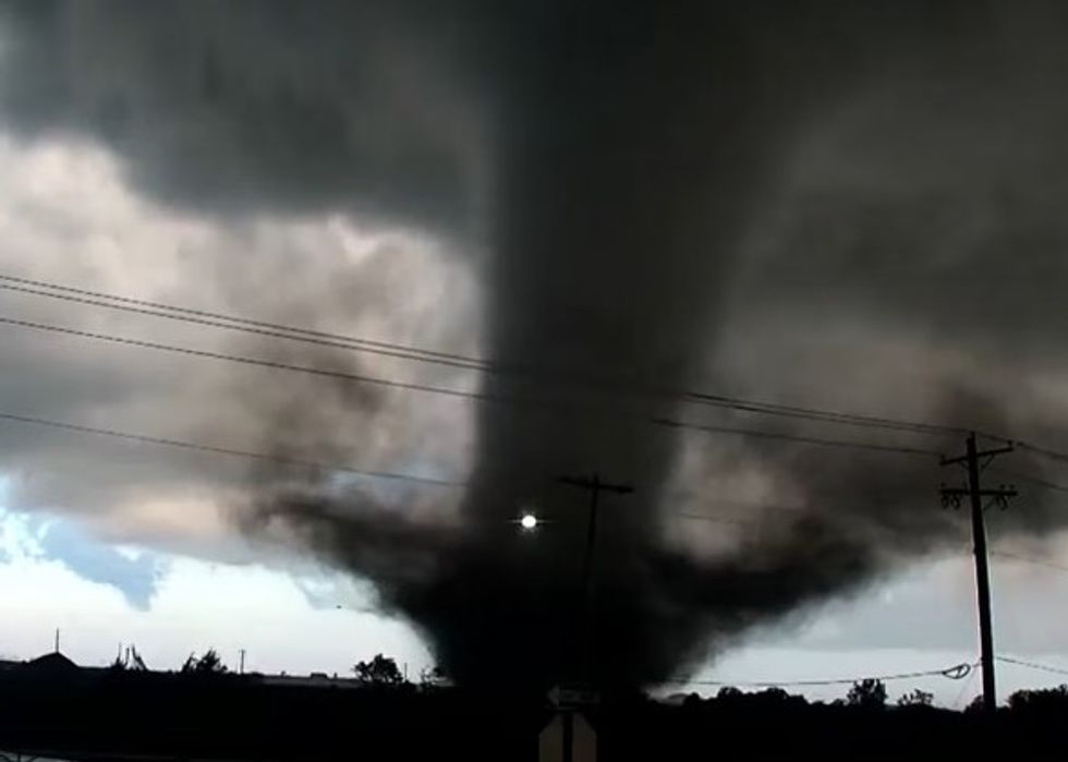 Tornado godet Oklahoman, dhjetëra të lënduar