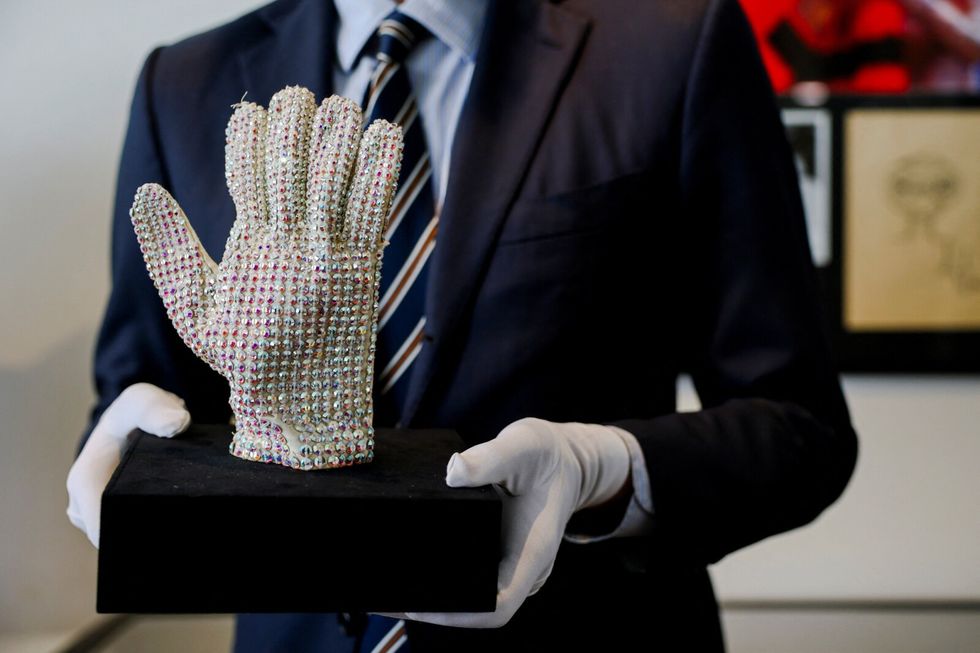 Sendet e Michael Jackson dalin në ankand, ndër to edhe doreza ikonike nga turneu 