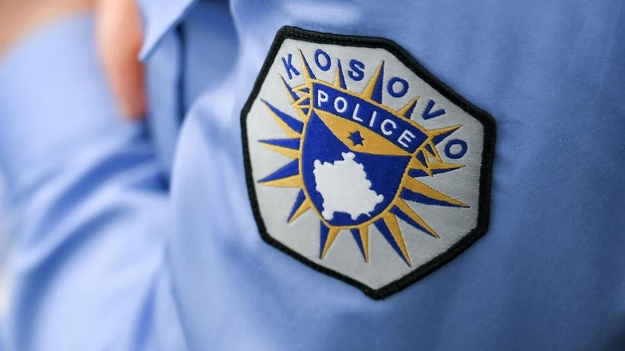 Godet policin me veturë pasi s’i bindet urdhrave, ndalohet dhe më pas lirohet