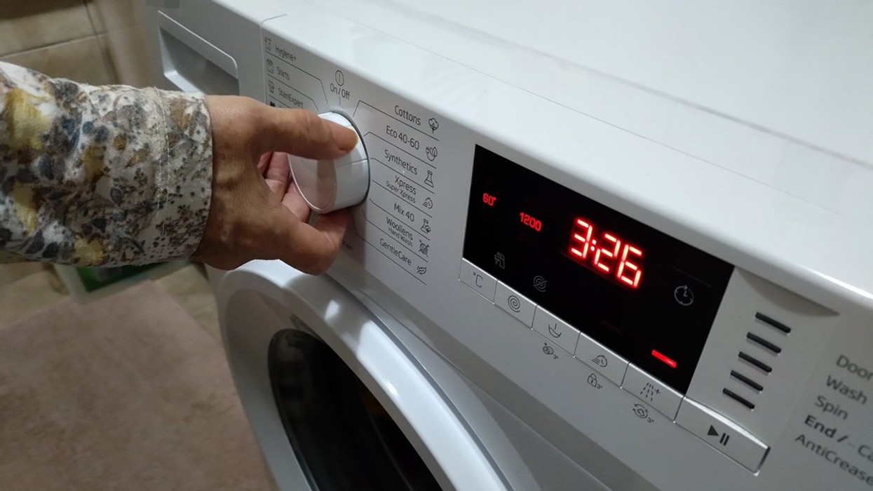 Mos e ndizni rrobalarësen menjëherë pas larjes së parë: Arsyeja që shumë e mësojnë me vonesë