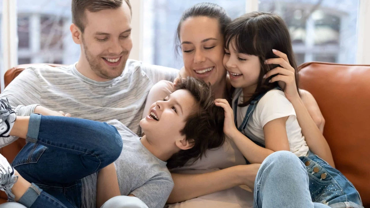 Nga kush e trashëgon fëmija zërin? Ja çfarë ndikojnë gjenetika dhe mjedisi