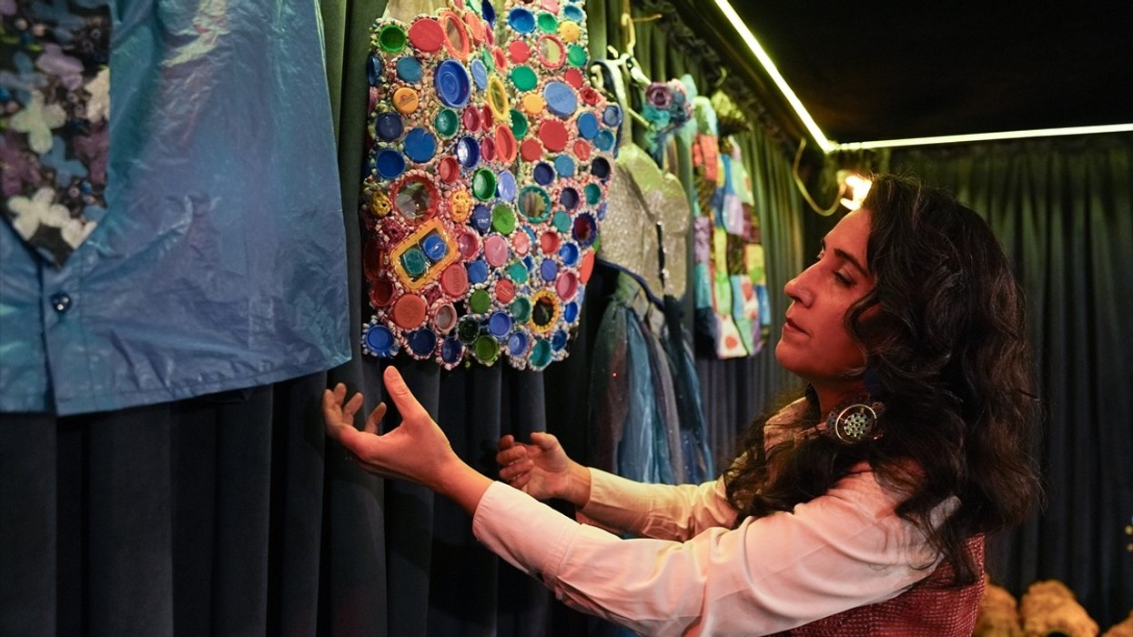 Artistja turke kthen mbeturinat në art - kostume dhe piktura interesante