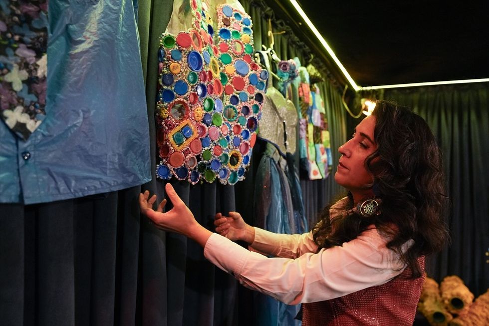 Artistja turke kthen mbeturinat në art - kostume dhe piktura interesante