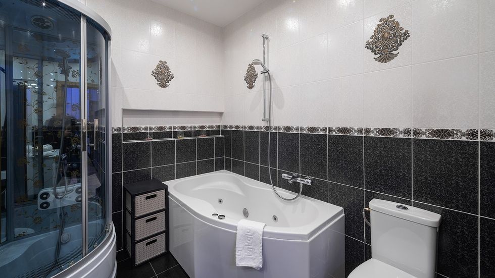 Pa vaskë e pa kabinë: Trendi i ri është më funksional dhe më i lehtë për mirëmbajtje