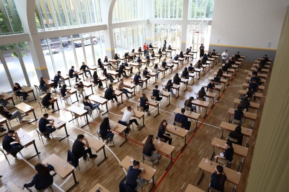 Deri 20 mijë euro gjobë për ata që “ndihmojnë” nxënësit të kopjojnë në testin e maturës shtetërore