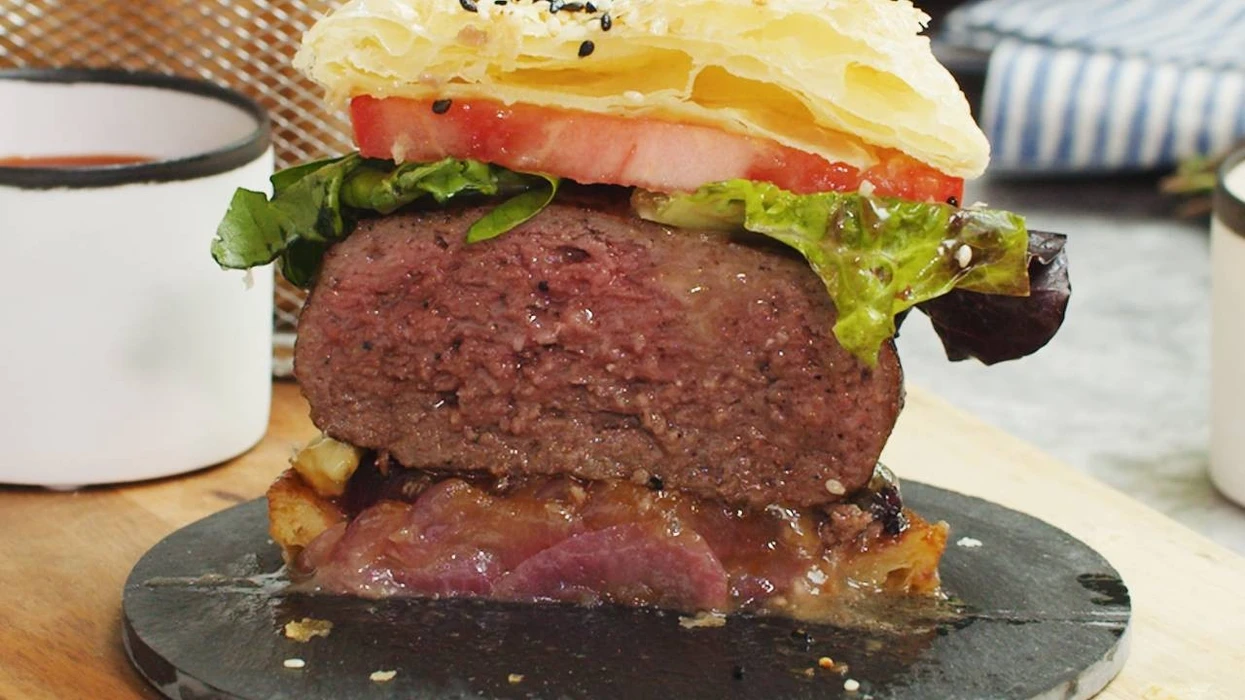 Burger me qepë të karamelizuar sipas Gordon Ramsay