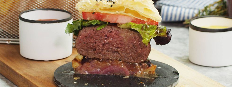 Burger me qepë të karamelizuar sipas Gordon Ramsay