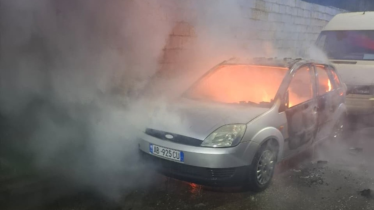 Digjet makina e gazetarit në Bulqizë, ai e lidh ngjarjen me punën e tij