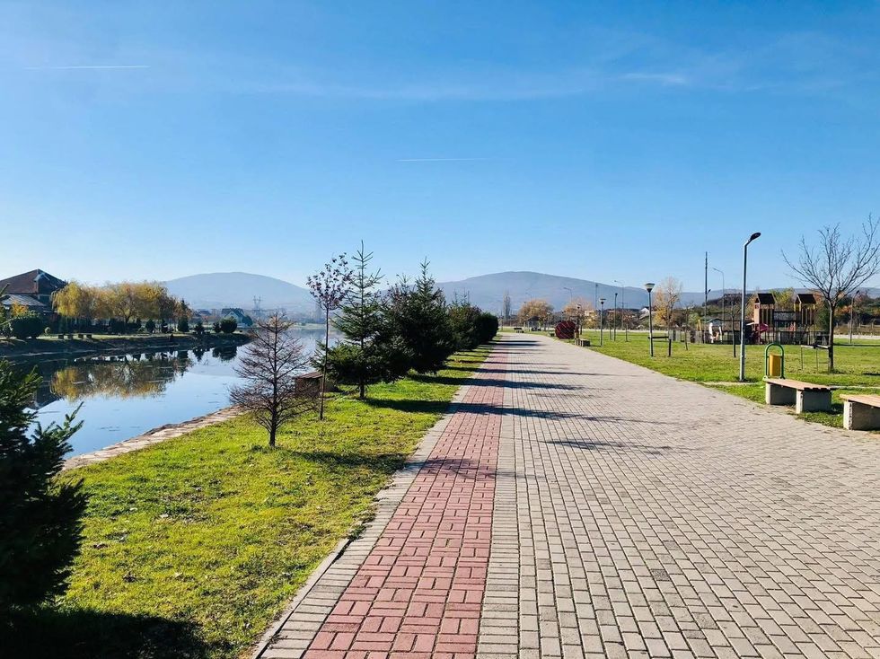 Shpëtohet fëmija që ra në Liqenin Akumulues, qytetari lëndoi dorën gjatë ndërhyrjes